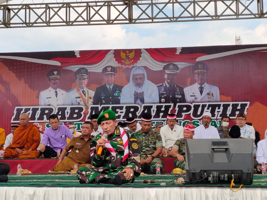 PESAN KEBANGSAAN. Dewan Pertimbangan Presiden (Wantimpres), Maulana al-Habib Muhammad Luthfi bin Ali bin Hasyim bin Yahya  menyampaikan pesan-pesan kebangsaan pada Silaturahmi Kebangsaan di Kota Cirebon, Senin 6 Maret 2023. FOTO: ASEP SAEPUL MIELAH/RAKYAT CIREBON