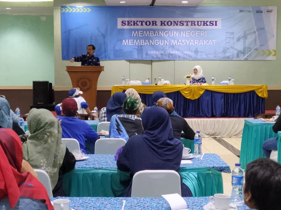 KERJA SAMA. Anggota Komisi VI DPR RI, Ir H Herman Khaeron mulai memperkenalkan perusahaan-perusahaan BUMN kepada masyarakat, agar ke depan bisa terjalin kerja sama antara BUMN dan UMKM. FOTO: ASEP SAEPUL MIELAH/RAKYAT CIREBON