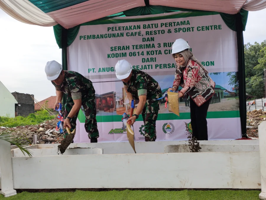 PUSAT PEREKONOMIAN. Danrem 063/ SGJ, Kolonel Inf Dany Rakca SAP, Dandim 0614/ Kota Cirebon, Letkol Inf Robil Syaifullah serta Dirut PT Anugerah Sejati Persada, Maya Damayanti bersama-sama melakukan peletakan batu pertama pembangunan pusat perekonomian di atas aset TNI-AD di Kota Cirebon. Aset TNI di Kota Cirebon akan disulap jadi pusat ekonomi. FOTO: ASEP SAEPUL MIELAH/RAKYAT CIREBON