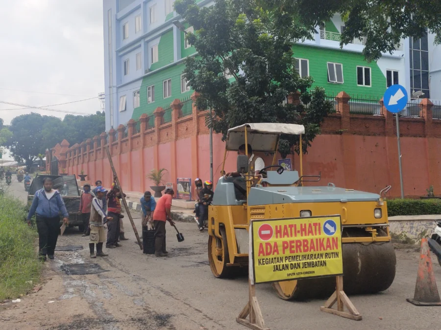 PEMELIHARAAN JALAN. Petugas DPUTR Kota Cirebon terus menyisir dan mengupayakan pemeliharaan jalan dengan anggaran yang ada. Dari Rp1 miliar, Rp700 juta untuk memelihara jalan kota sepanjang 159,172 kilometer. FOTO: ASEP SAEPUL MIELAH/RAKYAT CIREBON