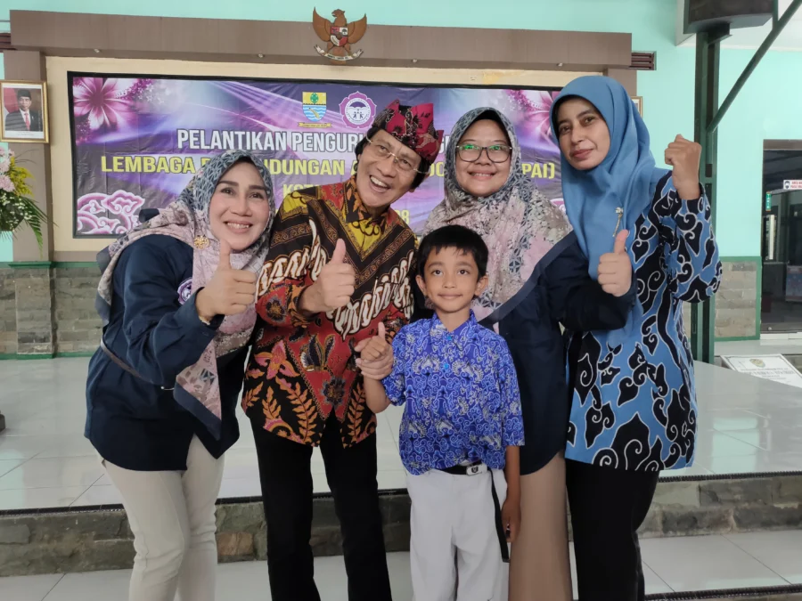 PERLINDUNGAN ANAK. Ketua Umum Lembaga Perlindungan Anak Indonesia (LPAI), Prof Dr H Seto Mulyadi SPsi MSi atau Kak Seto, melantik pengurus LPA Kota Cirebon, Kamis (9/3). Dia menyuarakan beberapa gagasan terkait perlindungan anak agar lebih maksimal. FOTO: ASEP SAEPUL MIELAH/RAKYAT CIREBON