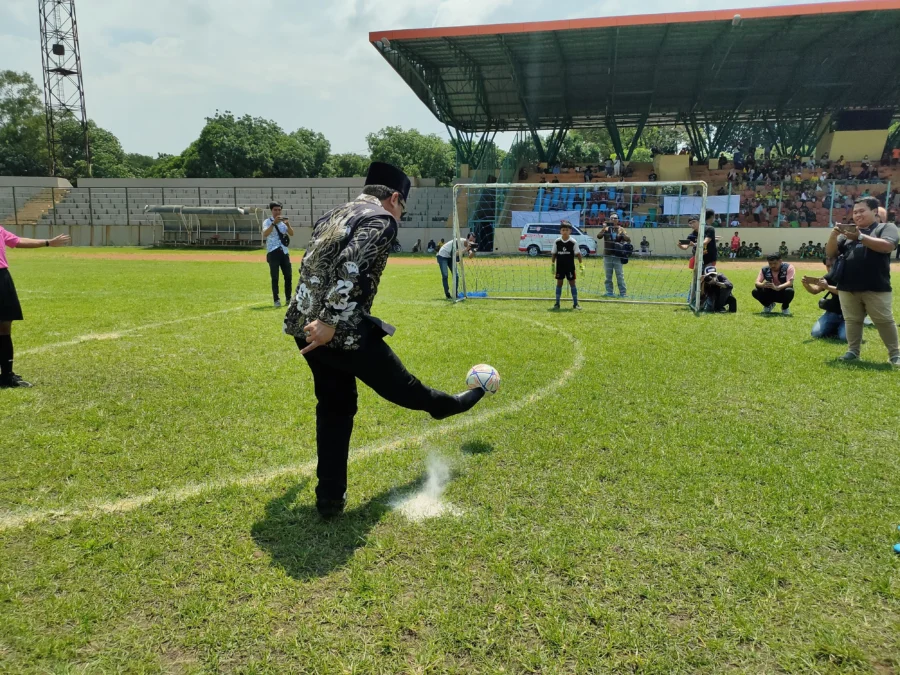 BUKA LSI. Ketua Askot PSSI Kota Cirebon, H Zaenal Muttaqin membuka Liga Sentra Indonesia (LSI) Regional Cirebon dengan tendangan pertama, mengarah ke gawang yang dijaga oleh salah satu kiper muda U-12. Memulai penjaringan bibit pesepakbola Kota Cirebon. FOTO: ASEP SAEPUL MIELAH/RAKYAT CIREBON