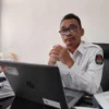 DANA PILKADA. Koordiv Teknis Penyelenggaraan Pemilu KPU Kota Cirebon, Mardeko merespons isu tentang dana cadangan Pilkada 2024 Kota Cirebon yang saat ini ramai diperbincangkan. FOTO: ASEP SAEPUL MIELAH/RAKYAT CIREBON