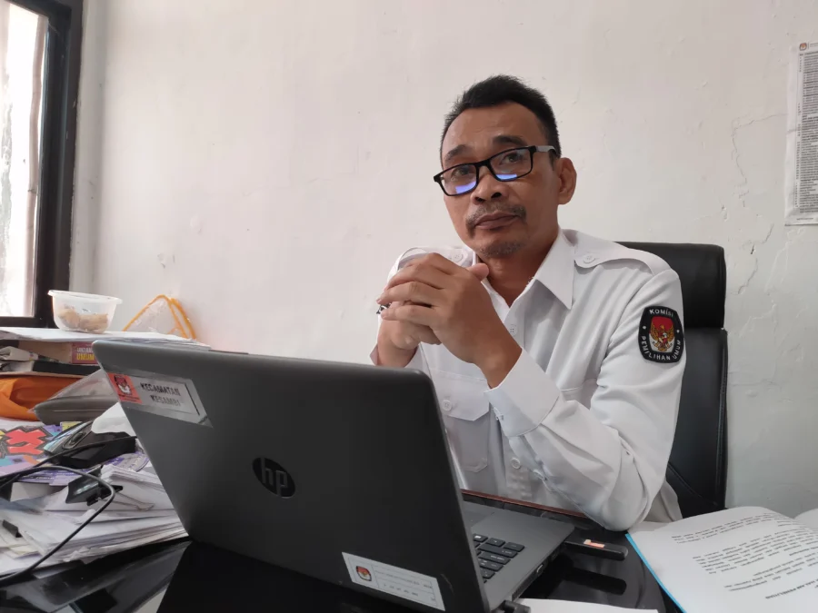 DANA PILKADA. Koordiv Teknis Penyelenggaraan Pemilu KPU Kota Cirebon, Mardeko merespons isu tentang dana cadangan Pilkada 2024 Kota Cirebon yang saat ini ramai diperbincangkan. FOTO: ASEP SAEPUL MIELAH/RAKYAT CIREBON