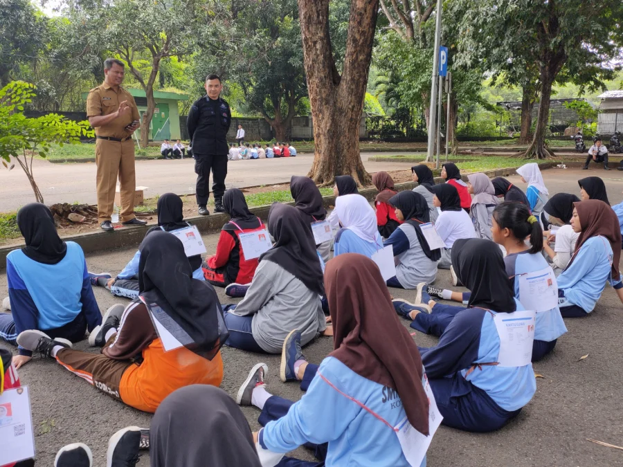 SELEKSI PASKIBRAKA. Kepala Badan Kesbangpol Kota Cirebon, Buntoro Tirto bersama unsur TNI-Polri memberikan pengarahan pada peserta seleksi Paskibraka Kota Cirebon, Selasa 14 Maret 2023. FOTO: ASEP SAEPUL MIELAH/RAKYAT CIREBON