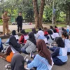 SELEKSI. Kepala Badan Kesbangpol, Buntoro Tirto saat memberikan arahan di hadapan para peserta seleksi paskibraka di tahap parade. Pansel siap buka-bukaan kasus paskibraka Kota Cirebon yang saat ini menjadi protes salah satu ortu peserta. FOTO: ASEP SAEPUL MIELAH/RAKYAT CIREBON