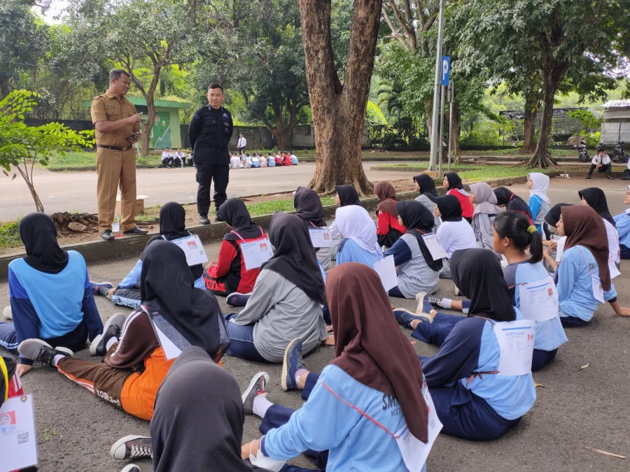 SELEKSI. Kepala Badan Kesbangpol, Buntoro Tirto saat memberikan arahan di hadapan para peserta seleksi paskibraka di tahap parade. Pansel siap buka-bukaan kasus paskibraka Kota Cirebon yang saat ini menjadi protes salah satu ortu peserta. FOTO: ASEP SAEPUL MIELAH/RAKYAT CIREBON