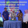 TASYAKURAN. Wakil Walikota Cirebon, Dra Hj Eti Herawati memotong tumpeng dalam agenda tasyakuran HUT ke-104 Korps Pemadam Kebakaran, Rabu (15/3). FOTO: ASEP SAEPUL MIELAH/RAKYAT CIREBON