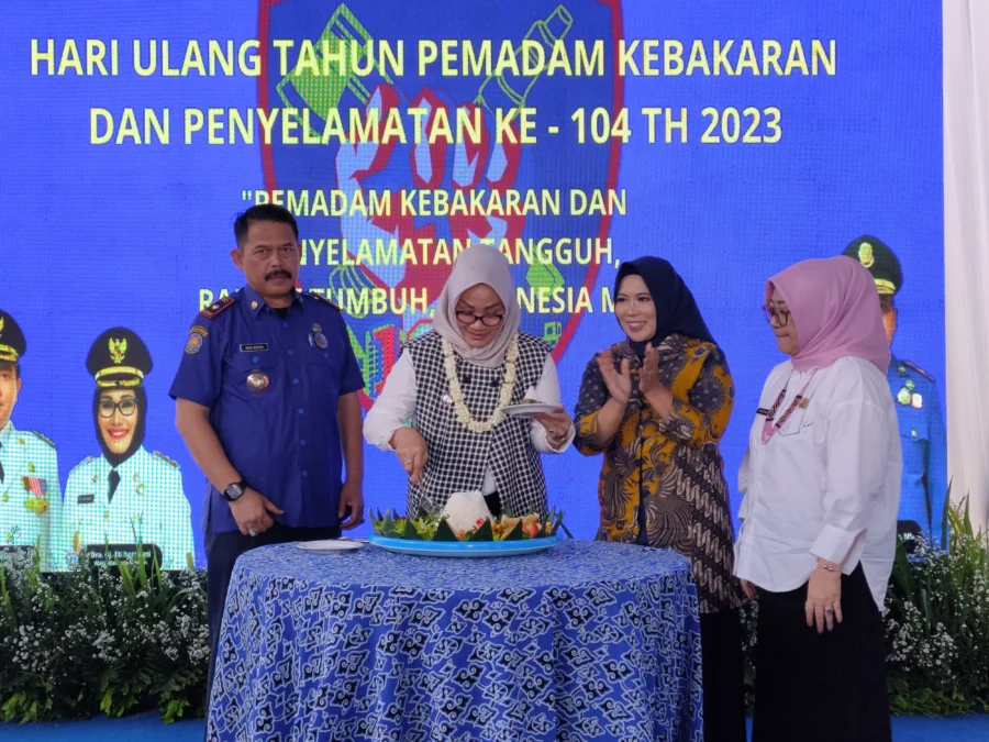 TASYAKURAN. Wakil Walikota Cirebon, Dra Hj Eti Herawati memotong tumpeng dalam agenda tasyakuran HUT ke-104 Korps Pemadam Kebakaran, Rabu (15/3). FOTO: ASEP SAEPUL MIELAH/RAKYAT CIREBON