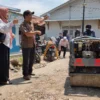 RESES. Di tengah belum jelasnya anggaran reses, dengan dana pribadi, Wakil Ketua Fraksi Demokrat DPRD Kota Cirebon, Dian Novitasari SKom turun ke Pegambiran dengan membawa Baby Roller, Jumat 17 Maret 2023. FOTO: ASEP SAEPUL MIELAH/RAKYAT CIREBON