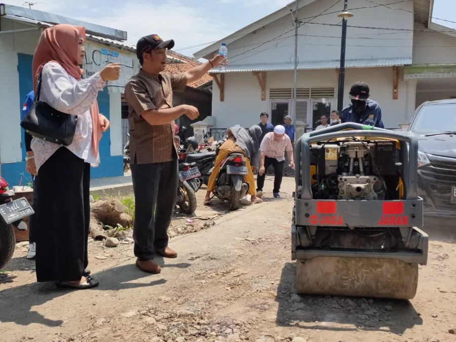 RESES. Di tengah belum jelasnya anggaran reses, dengan dana pribadi, Wakil Ketua Fraksi Demokrat DPRD Kota Cirebon, Dian Novitasari SKom turun ke Pegambiran dengan membawa Baby Roller, Jumat 17 Maret 2023. FOTO: ASEP SAEPUL MIELAH/RAKYAT CIREBON