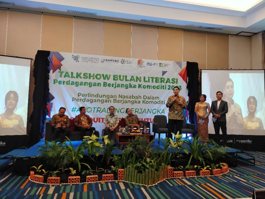 TIPS INVESTASI AMAN. Bulan Literasi PBK, PT EWF selenggarakan Talkshow bersama Direktur Utama BBJ Stephanus Paulus Lumintang, Direktur KBI Budi Susanto, Sekretaris ASPEBTINDO Zulfan S Bahry dan Direktur PT EWF Agung Kurniawan pekan lalu. FOTO: SUWANDI/RAKYAT CIREBON