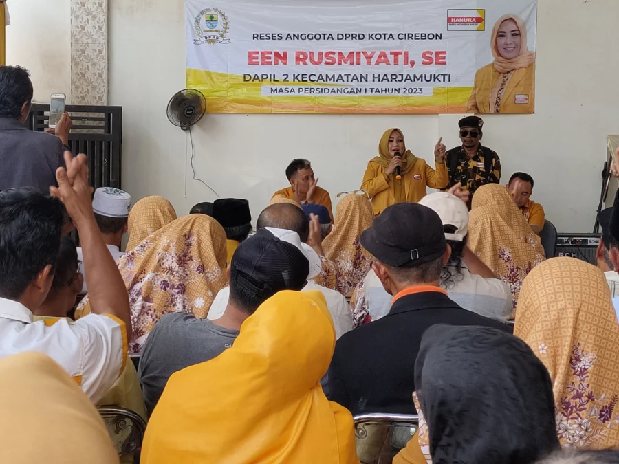 SERAP ASPIRASI. Legislator Partai Hanura, Een Rusmiyati tak bosan memperjuangkan aspirasi masyarakat di wilayah Selatan Kota Cirebon. Dia pun kembali menyerap aspirasi warga terkait banyaknya jalan rusak di wilayah Selatan Kota Cirebon, Senin 20 Maret 2023. FOTO: ASEP SAEPUL MIELAH/RAKCER.ID