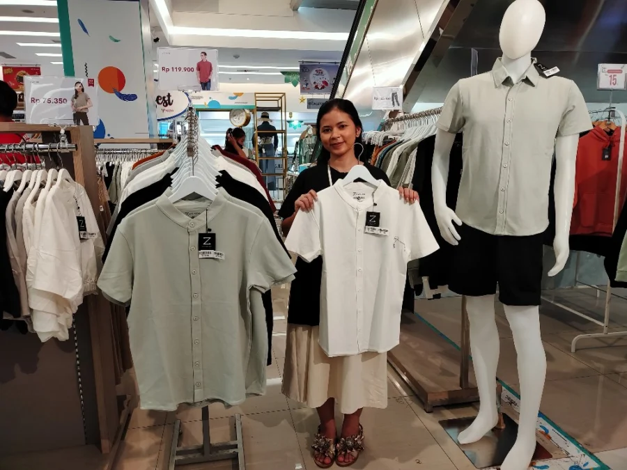 PAKIAN ADEM. Public Relations Zalmore, Nia Febrina menjelaskan, pakaian polos berbahan katun sedang jadi tren di Bandung. Anak-anak muda, 18 sampai 35 tahun, lagi gandrung mengenakan pakaian polos dengan warna pastel. FOTO : SUWANDI/RAKYAT CIREBON