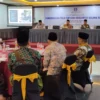 TEKAN INFLASI. Tokoh ulama Cirebon, KH Mustofa Aqil Siroj memberikan pandangan dan ikut meminta masyarakat mengendalikan pola konsumtif di bulan Ramadhan pada FGD yang dimotori BI dan Komisi XI DPR RI. Cara itu untuk menekan inflasi. FOTO: ASEP SAEPUL MIELAH/RAKCER.ID