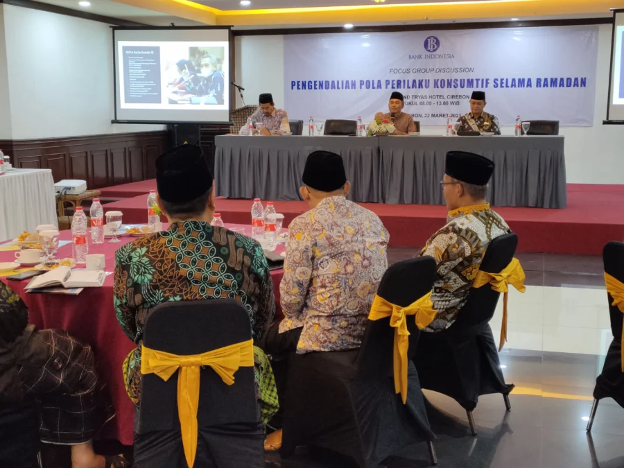 TEKAN INFLASI. Tokoh ulama Cirebon, KH Mustofa Aqil Siroj memberikan pandangan dan ikut meminta masyarakat mengendalikan pola konsumtif di bulan Ramadhan pada FGD yang dimotori BI dan Komisi XI DPR RI. Cara itu untuk menekan inflasi. FOTO: ASEP SAEPUL MIELAH/RAKCER.ID