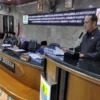 PANSUS. Wakil Ketua Pansus Raperda Penyelenggaraan Administrasi Kependudukan (Adminduk), Fitrah Malik menyampaikan laporan hasil kinerja pansus, sebelum raperda disahkan, Jumat (24/3). FOTO: ASEP SAEPUL MIELAH/RAKCER.ID