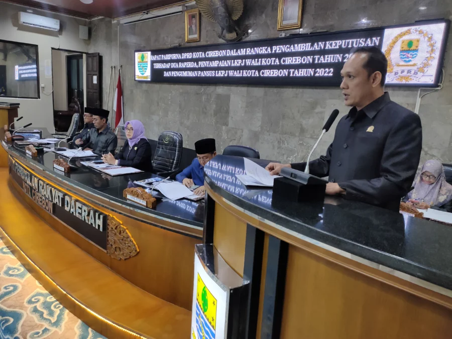 PANSUS. Wakil Ketua Pansus Raperda Penyelenggaraan Administrasi Kependudukan (Adminduk), Fitrah Malik menyampaikan laporan hasil kinerja pansus, sebelum raperda disahkan, Jumat (24/3). FOTO: ASEP SAEPUL MIELAH/RAKCER.ID