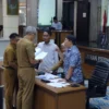 EKSPOSE. Sekretaris Daerah Kota Cirebon, Drs H Agus Mulyadi MSi berbincang dengan para pimpinan DPRD usai menyampaikan ekspos umum LKPj 2022 bersama para kepala perangkat daerah. FOTO: ASEP SAEPUL MIELAH/RAKCER.ID