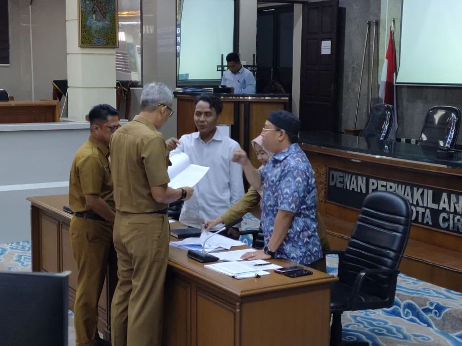 EKSPOSE. Sekretaris Daerah Kota Cirebon, Drs H Agus Mulyadi MSi berbincang dengan para pimpinan DPRD usai menyampaikan ekspos umum LKPj 2022 bersama para kepala perangkat daerah. FOTO: ASEP SAEPUL MIELAH/RAKCER.ID