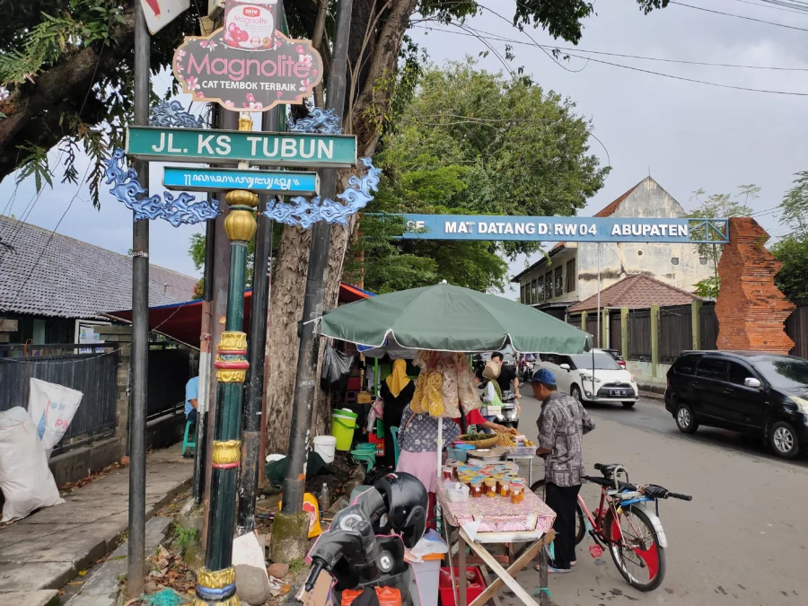 JUALAN. Karena dilarang di ruas KTL, para pedagang takjil musiman memilih berdagang di Jalan KS Tubun, yang juga salah satu terusan di Jalan Kartini. FOTO: ASEP SAEPUL MIELAH/RAKCER.ID