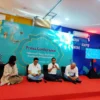 JARINGAN 4G. Vice President Global Network Operations Galumbang Pasaribu (tengah) didampingi Senior Vice President Consumer Sales Operations Gilang Prasetya dan General Manager Corporate Social Responsibility Andry P. Santoso memastikan kesiapan insfrastruktur 4G di Cirebon pada momen ramadan dan idul fitri. FOTO : SUWANDI/RAKYAT CIREBON