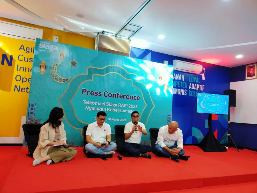 JARINGAN 4G. Vice President Global Network Operations Galumbang Pasaribu (tengah) didampingi Senior Vice President Consumer Sales Operations Gilang Prasetya dan General Manager Corporate Social Responsibility Andry P. Santoso memastikan kesiapan insfrastruktur 4G di Cirebon pada momen ramadan dan idul fitri. FOTO : SUWANDI/RAKYAT CIREBON