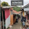 BANJIR. Warga di RW 09 Jabang Bayi membersihkan sisa-sisa lumpur yang dibawa banjir dari luapan Kali Suba. Kerugian akibat banjir yang menenggelamkan rumah warga Kota Cirebon hampir Rp1 miliar. FOTO: ASEP SAEPUL MIELAH/RAKCER.ID