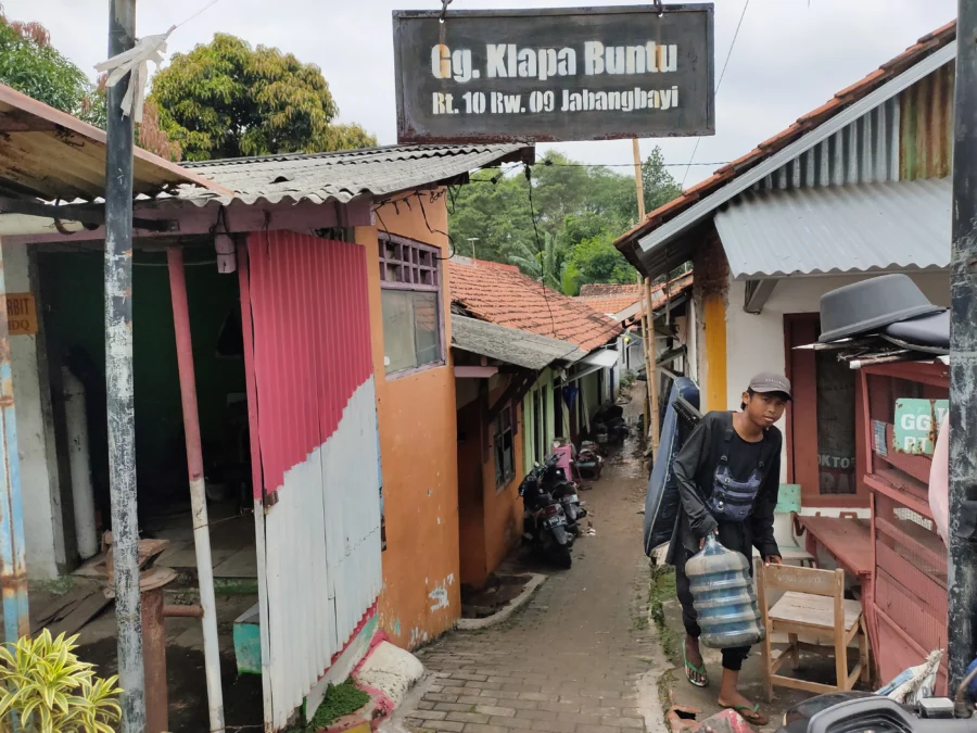 BANJIR. Warga di RW 09 Jabang Bayi membersihkan sisa-sisa lumpur yang dibawa banjir dari luapan Kali Suba. Kerugian akibat banjir yang menenggelamkan rumah warga Kota Cirebon hampir Rp1 miliar. FOTO: ASEP SAEPUL MIELAH/RAKCER.ID