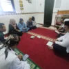 RUQYAH. Para pegawai di Rupbasan Cirebon, mengikuti sesi Reborn Ruqyah yang menjadi salah satu inovasi dalam mewujudkan Zona Integrasi (ZI). FOTO: ASEP SAEPUL MIELAH/RAKYAT CIREBON