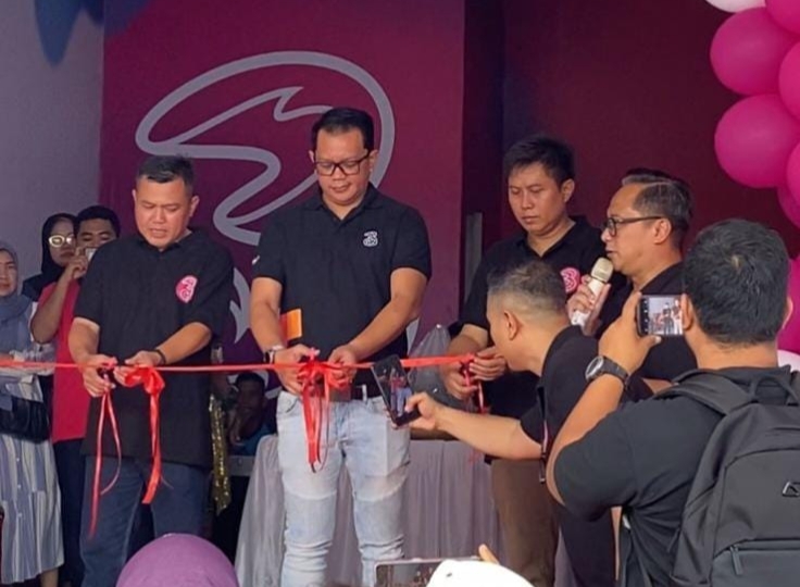 SERENTAK. District Operation Head Central & West Java Indosat Ooredoo Hutchison, Robby Hikmat Permana pada peresmian salah satu 3Kiosk di Kecamatan Gebang, Kabupaten Cirebon. FOTO : SUWANDI/RAKYAT CIREBON