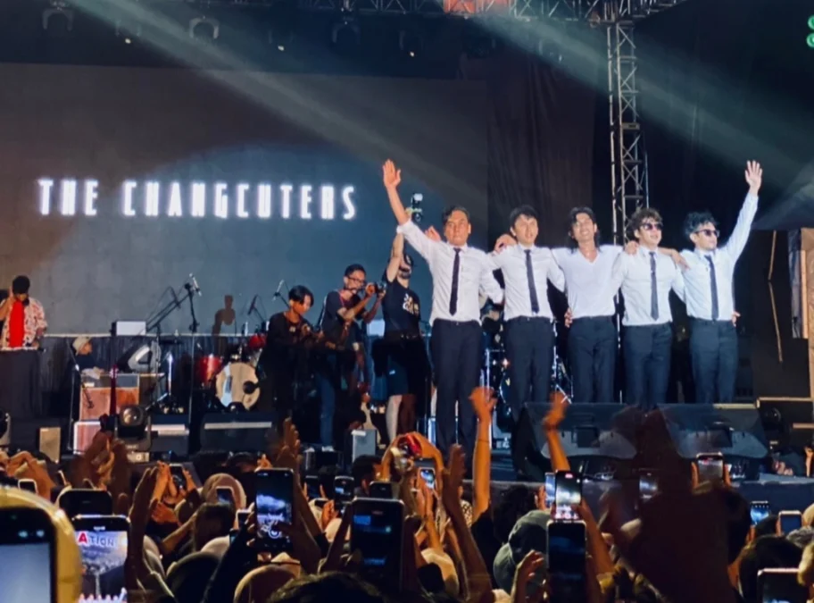 MEMUKAU. The Changcuters tampil memukau pada Festival COR, Minggu (5/3) malam. Dengan lagu andalannya, Ziva berhasil membuat penonton bernyanyi bareng. FOTO : SUWANDI/RAKYAT CIREBON