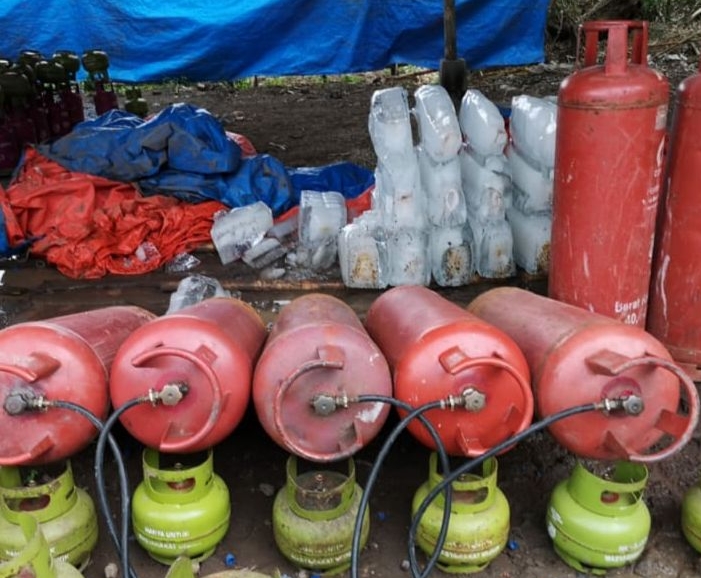 UNGKAP. Dua kasus praktik penyalahgunaan produk PT Pertamina bersubsidi, yakni dengan oplos LPG 3 Kg dan penimbunan solar diungkap aparat penegak hukum (APH) pada awal Maret 2023. FOTO : IST/RAKYAT CIREBON