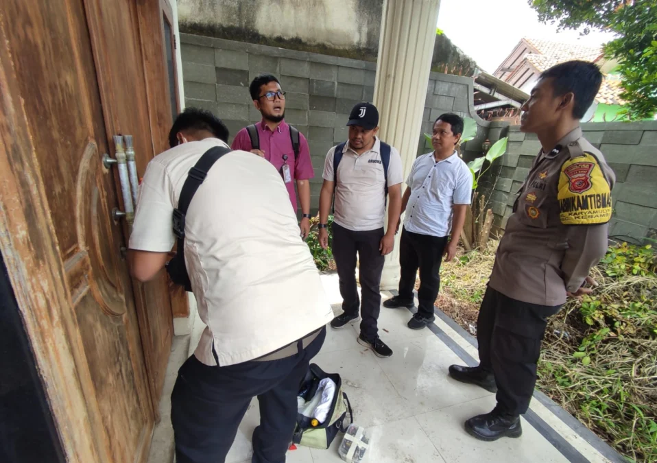 KPK PERIKSA SITAAN. Tim dari KPK didampingi Rupbasan Kelas I Cirebon memeriksa barang sitaan berupa rumah milik mantan Bupati Cirebon, Sunjaya Purwadisastra di wilayah Karyamulya, Kota Cirebon, Kamis 16 Maret 2023. FOTO: ASEP SAEPUL MIELAH/RAKYAT CIREBON