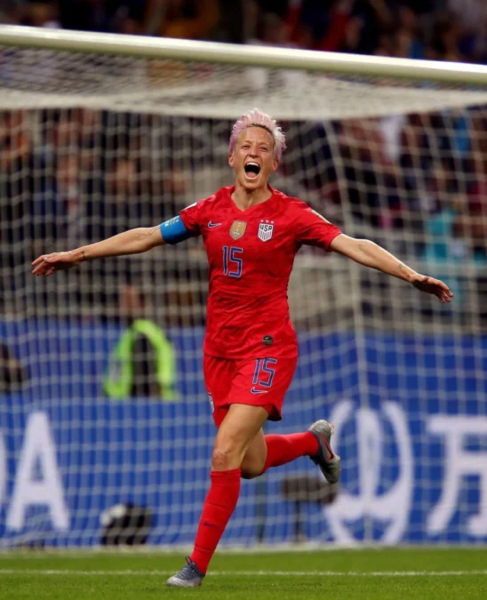 Megan Rapinoe Pemain Dari Negara USA Yang Bermain di Piala Dunia Wanita 2023. FIFA Menetapkan Target Uang Hadiah Piala Dunia Wanita Pada Tahun 2027.