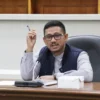 BAHAS PANSUS. Ketua Pansus Pembahas LKPj tahun anggaran 2022, Dani Mardani menyampaikan jadwal pembahasan pada forum ekspose bersama eksekutif. FOTO: ASEP SAEPUL MIELAH/RAKCER.ID