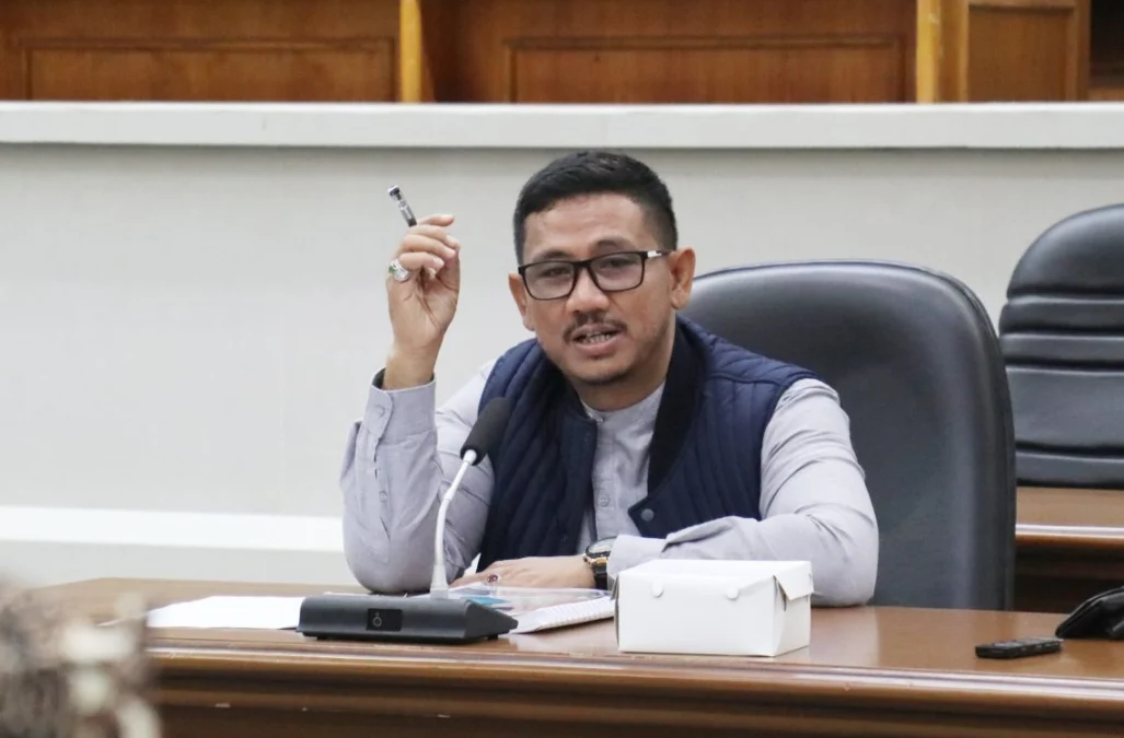 BAHAS PANSUS. Ketua Pansus Pembahas LKPj tahun anggaran 2022, Dani Mardani menyampaikan jadwal pembahasan pada forum ekspose bersama eksekutif. FOTO: ASEP SAEPUL MIELAH/RAKCER.ID