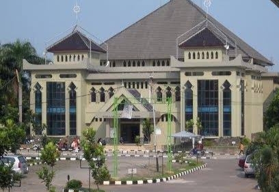 HISAB. Markaz Hisab Masjid Al-Jami’ah IAIN Syekh Nurjati Cirebon maka diperoleh data hisabnya sebagai berikut: ketinggian hilal mari’i sebesar 080 12’ 26” dan sudut elongasi (geosentrik) sebesar 100 11’ 40”. FOTO : IST/RAKYAT CIREBON