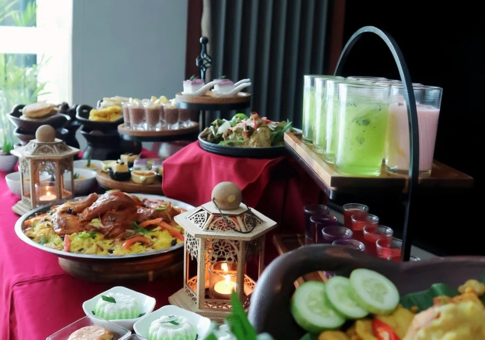 TERAS RAMADHAN. Grage Hotel Cirebon menyuguhkan beragam paket berbuka. Ada dua lokasi yang bisa dipilih. Yakni Lily Resto dan Jasmine Lounge. Semuanya menghadirkan paket berbuka puasa istimewa. FOTO : SUWANDI/RAKCER.ID