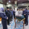 PERSETUJUAN. Ketua F-PAN, Dani Mardani menandatangani persetujuan dalam paripurna, sampai saat ini satu kursi fraksinya masih kosong, karena PAW masih berproses. FOTO: ASEP SAEPUL MIELAH/RAKCER.ID