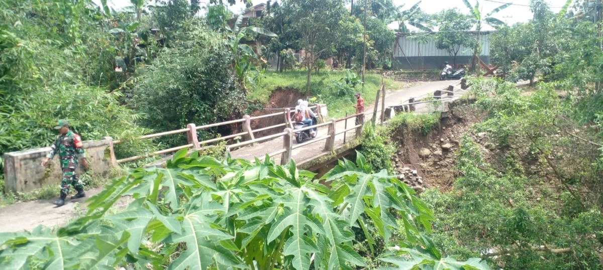 LONGSOR. Anggota Babinsa memantau situasi longsor Gemulung Tonggoh, Kecamatan Greged, Kabupaten Cirebon yang terjadi pada Rabu 3 Maret 2023 kemarin. FOTO: HERMAWAN/RAKYAT CIREBON