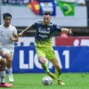 Marc Klok Pemain Persib Bandung Bawa Bola. Persib Bandung vs Dewa United, Persib Masih Punya Harapan Tuk Jadi Juara Liga Indonesia. Foto : twitter.com/persib