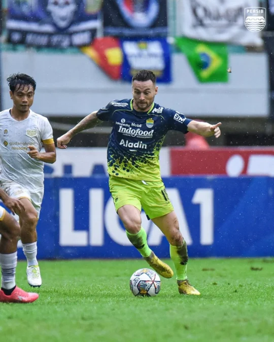 Marc Klok Pemain Persib Bandung Bawa Bola. Persib Bandung vs Dewa United, Persib Masih Punya Harapan Tuk Jadi Juara Liga Indonesia. Foto : twitter.com/persib