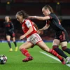 Mccabe Pemain dari Arsenal Women yang Berbaju Merah. Foto: https://twitter.com/ArsenalWFC