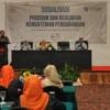 SOSIALISASI. Anggota Komisi VI DPR RI Fraksi Demokrat, Ir H Herman Khaeron menggandeng Kemendag menyosialisasikan upaya-upaya perlindungan konsumen yang harusnya dilakukan masif oleh Kemendag RI. FOTO: ASEP SAEPUL MIELAH/RAKYAT CIREBON