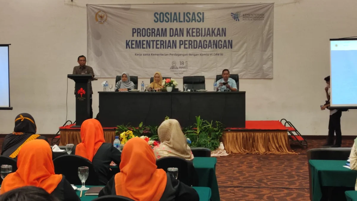 SOSIALISASI. Anggota Komisi VI DPR RI Fraksi Demokrat, Ir H Herman Khaeron menggandeng Kemendag menyosialisasikan upaya-upaya perlindungan konsumen yang harusnya dilakukan masif oleh Kemendag RI. FOTO: ASEP SAEPUL MIELAH/RAKYAT CIREBON