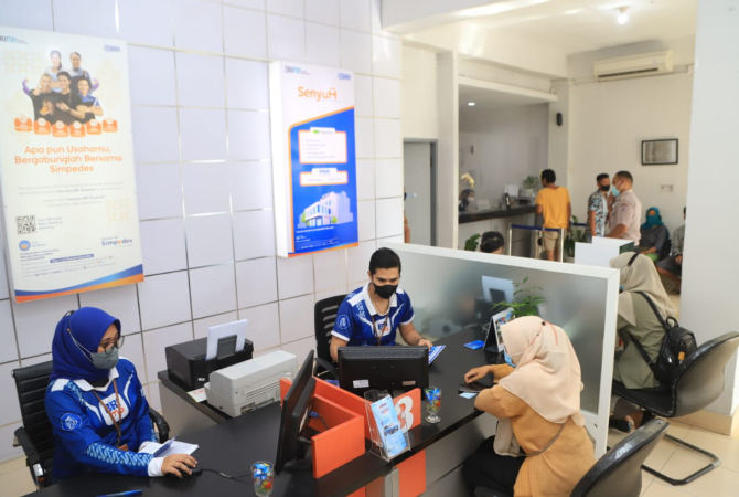 Teller Bank Menjadi Salah Satu Pekerjaan yang Terancam Hilang Karena Munculnya AI. Foto :dokumen/rakyat Cirebon.