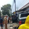 KECELAKAAN MAUT. Rombongan mobil dinas Bupati Kuningan, Acep Purnama mengalami kecelakaan maut di Jalan Raya Sindangagung -Kuningan, dengan warga yang berada di bengkel las sekitar pukul 13.45 WIB, Senin 3 Maret 2023. FOTO: ALEH MALIK/RAKCER.ID