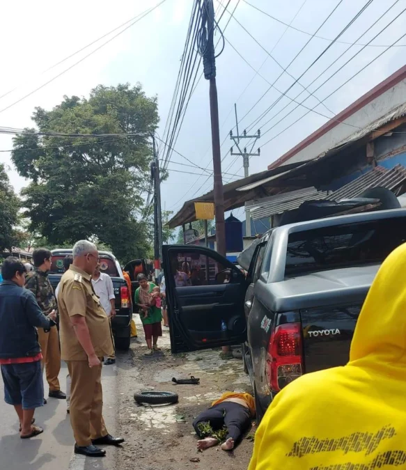 KECELAKAAN MAUT. Rombongan mobil dinas Bupati Kuningan, Acep Purnama mengalami kecelakaan maut di Jalan Raya Sindangagung -Kuningan, dengan warga yang berada di bengkel las sekitar pukul 13.45 WIB, Senin 3 Maret 2023. FOTO: ALEH MALIK/RAKCER.ID