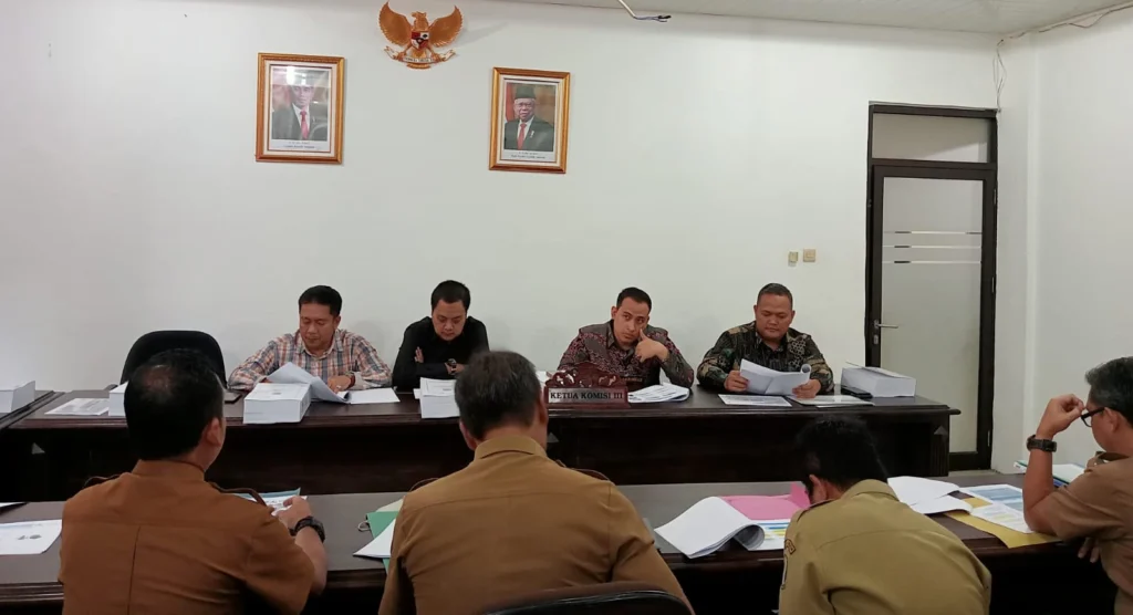 KESAL. Komisi III DPRD Kabupaten Cirebon meminta persoalan banjir dan jalan rusak harus ditangani serius oleh DPUTR. FOTO: ZEZEN ZAENUDIN ALI/RAKCER.ID